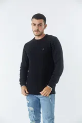 Sweater negro de algodón con cuello redondo y logo bordado en el pecho.