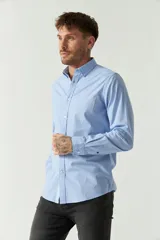 Camisa celeste de manga larga para hombre, con logo bordado y fit slim. Confeccionada en 100% algodón.