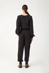 Pantalón de jogging negro de algodón, con cintura y tobillos elastizados, cordón de ajuste y bolsillos frontales con logo estampado.