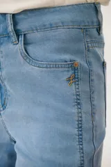 Pantalón de jean azul con corte acampanado y diseño de bloques de color en diferentes tonos de azul.