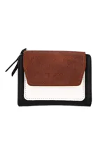 Monedero tricolor de simil cuero con cierre de broche imantado.