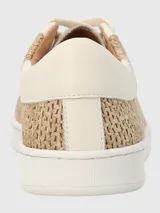 Zapatillas urbanas color blanco con detalles en rafia natural.