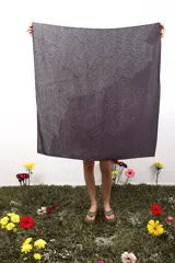 Pañuelo cuadrado color gris oscuro con estampado de letras y logo de la marca.