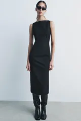 Vestido midi negro de Zara Woman Collection, confeccionado en hilatura con algodón, de cuello redondo y sin mangas.
