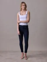 Jean skinny de tiro medio, color azul oscuro, con pretina con pasadores, botón y cierre.
