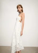Vestido midi blanco de encaje con tirantes finos, escote cuadrado, corte en la cintura y falda acampanada. Presenta aberturas laterales en la cintura y bajo asimétrico.