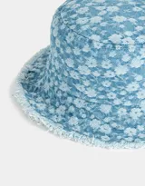 Piluso de jean celeste con estampado de pequeñas flores blancas y terminaciones desflecadas.