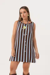 Vestido corto tejido con escote bote y mangas sisa, a rayas verticales color celeste y marrón.