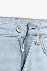 Pantalón de jean blanco, de tiro alto, corte cropped y flare.