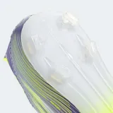 Championes de fútbol Adidas F50 League sin cordones, color violeta con detalles en amarillo y blanco.