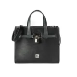 Cartera negra de cuero con relieve, diseño clásico y atemporal, con asas fijas y correa regulable. Tiene cierre superior, un compartimento y logotipo metálico.