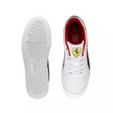Championes Puma Ferrari Caven 2.0 de cuero sintético blanco con detalles en negro y rojo.