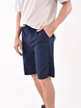 Bermuda de hombre color azul con cintura elastizada y cordón ajustable.