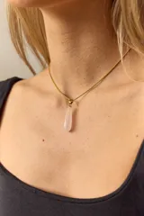 Collar dorado con cadena fina y dije colgante en forma de lágrima de piedra natural azul con vetas blancas.