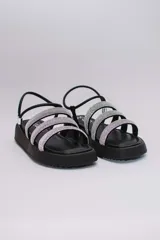 Sandalias negras con plataforma y tres tiras horizontales con apliques brillantes.