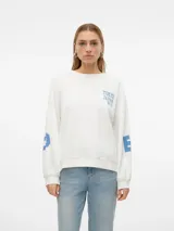 Sudadera blanca de cuello redondo, manga larga y corte oversize. Estampado frontal con la leyenda "Tokyo Japan 東京" en color azul. Diseño con puños y ruedo acanalados.