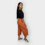 Pantalón color amarillo, de corte amplio y cintura elástica, con largo hasta los tobillos.