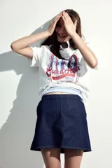 Remera blanca de algodón con cuello redondo y mangas cortas. Estampado frontal con diseño de lata de sardinas con texto en francés y detalles en rojo y azul.