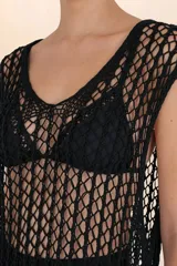 Vestido largo negro de tejido calado con mangas cortas y cuello redondo.