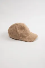 Gorro con visera de sherpa color marrón claro.