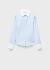 Camisa celeste de popelina de algodón con cuello y puños blancos en contraste, manga larga con puños abotonados, corte recto, cierre frontal con botones y diseño entallado.