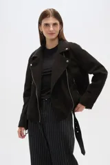 Chaqueta negra con cuello solapa, cierre cruzado con cremallera, cinturón con hebilla, bolsillos laterales con cremallera y detalles de botones metálicos.