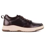Zapato casual Hi-Tec Stoth color marrón oscuro de cuero, con cordones marrones, suela de goma color beige y tirador trasero.