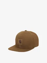 Gorra marrón de lona de algodón con diseño de seis paneles, paneles frontales reforzados, visera plana y logo cuadrado de Carhartt bordado en el frente.