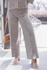 Pantalón de vestir color gris claro con textura, de corte recto y tiro alto.