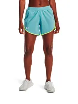 Short deportivo Under Armour Fly By Elite 5, color celeste con ribetes amarillos y logo blanco en la pierna izquierda. Cuenta con malla estratégica, bolsillo para llaves y detalles reflectantes.