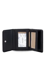 Billetera mediana color rosado, con tapa y cierre a presión. Presenta múltiples compartimentos interiores para tarjetas y billetes, y un bolsillo exterior con cierre en la parte posterior.