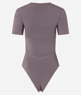 Body de microfibra color gris topo, con escote redondo, manga corta y abertura en la espalda.
