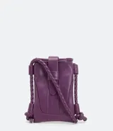 Bolso pequeño tipo porta celular de material sintético color morado, con cierre frontal mediante solapa y tirante trenzado.