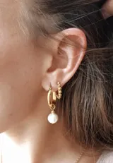 Aros de acero quirúrgico enchapados en oro de 18k, con perla como detalle, 15 mm de diámetro.