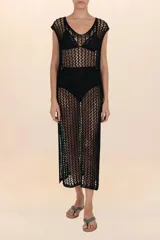 Vestido largo negro de tejido calado con mangas cortas y cuello redondo.