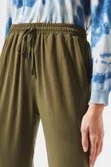 Pantalón babucha color verde militar, con cintura elástica ajustable con cordón.