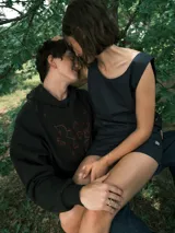 Vestido mini negro de poplin con corte recto y breteles anchos.