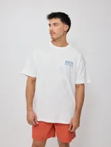 Remera blanca de algodón con estampado del logo de la marca Rusty en el frente y la espalda.
