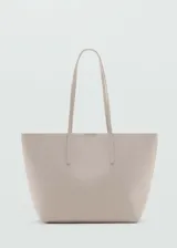 Bolso tipo tote de color beige con textura símil cuero, doble asa corta y cierre de gancho.