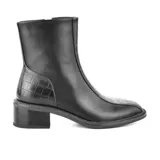 Bota corta negra de cuero sintético con detalle de textura tipo cocodrilo en el talón y la puntera. Tiene cierre lateral y taco cuadrado bajo.