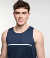 Musculosa deportiva azul marino de poliéster con tecnología Dry, cuello redondo y detalle de cinta reflectante en el centro.