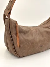 Cartera bandolera marrón de cuero con correa ajustable.