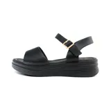 Sandalias color beige con plataforma baja, tira ancha sobre los dedos con perforaciones y pulsera al tobillo con hebilla dorada.