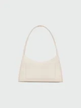 Bolso de hombro Marc Jacobs modelo The Glam Claw Clip, color crema, con forma rectangular alargada y costuras visibles. El asa es ancha y presenta un detalle de cierre tipo pinza de pelo con textura de eslabones.