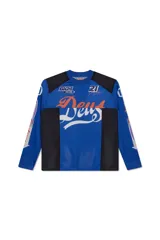 Remera de manga larga azul con cuello redondo y paneles laterales de malla negra. Estampado frontal con el logo de Deus Ex Machina en naranja y blanco.