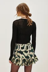 Falda corta con volados, tiro alto, confeccionada en tejido lurex con estampado abstracto en tonos verde oscuro y dorado.