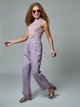Pantalón negro de vestir, de corte recto y tiro alto, con pinzas en la cintura y bolsillos laterales.