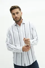 Camisa de manga larga para hombre, color blanco con rayas verticales finas en tonos grises y azules. Confeccionada en una mezcla de lino y algodón, de corte semi slim y logo bordado en el pecho.