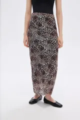 Falda larga de corte recto con estampado animal print de leopardo en tonos marrones y negros.