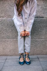 Botines semi-abiertos de cuero azul con diseño calado, cordones con borlas y suela de cuero.